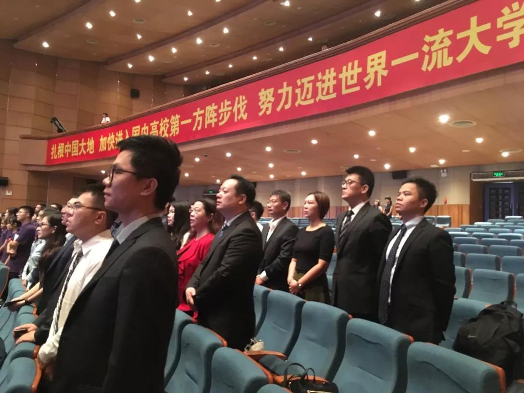 同学们齐唱中山大学校歌