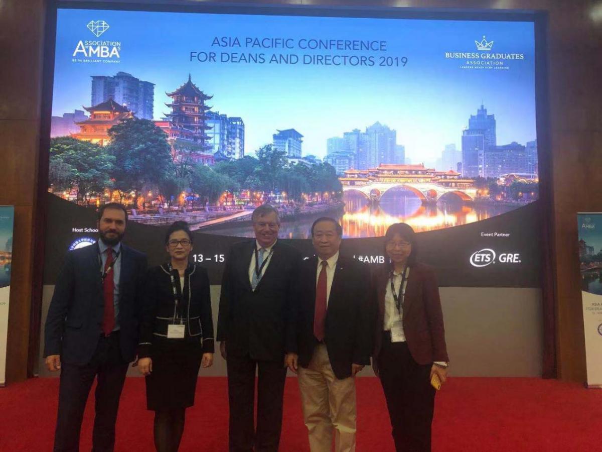 图 管理学院代表与AMBA专家合影