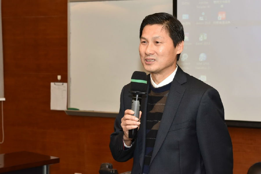 图为管理学院漆小萍书记致辞