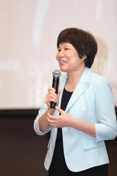 图为管理学院谢曼华书记致辞