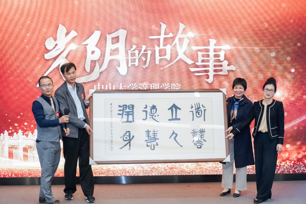 时光荏苒，师恩难忘。EMBA校友们向管理学院老师献花再谢师恩。
