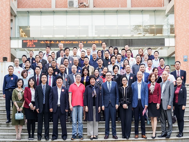 管理学院善思堂前合影留念 