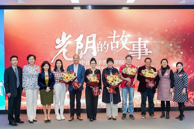 EMBA校友代表向管理学院老师献花谢师恩