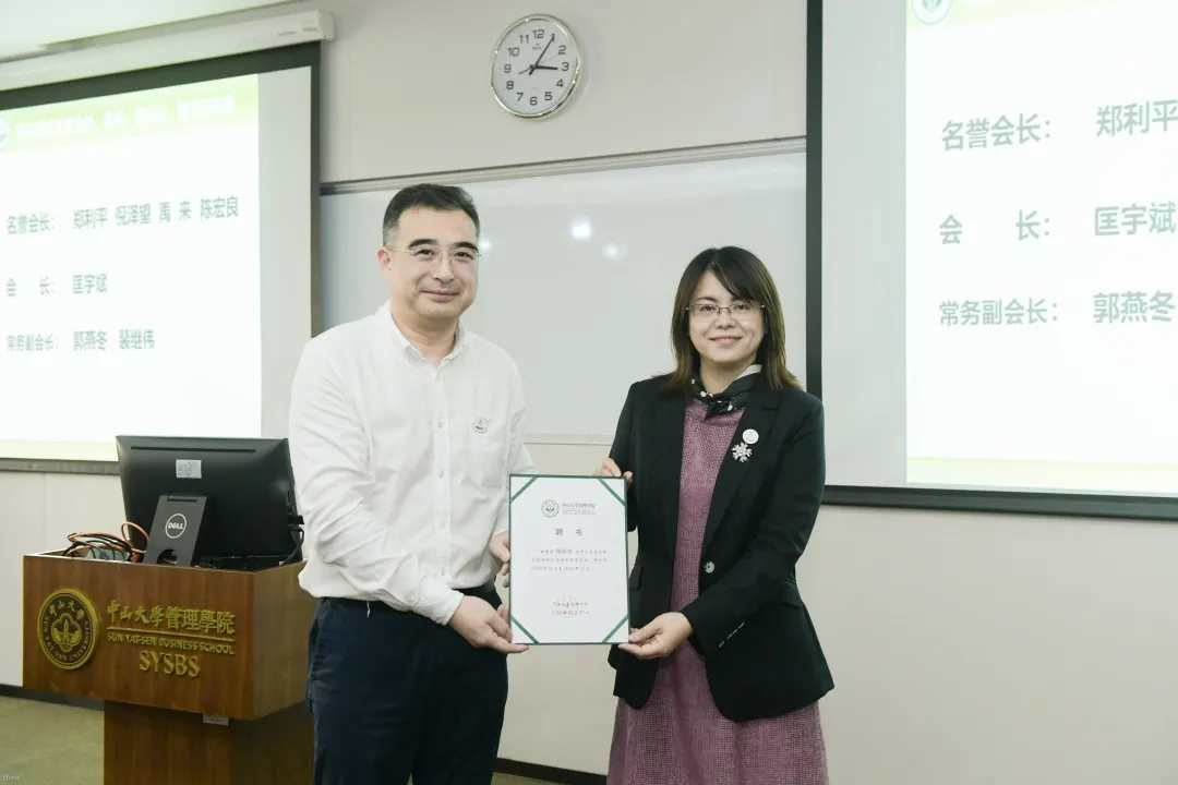 林娜部长为陈宏良校友颁发聘书
