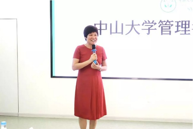 管理学院党委书记谢曼华致辞