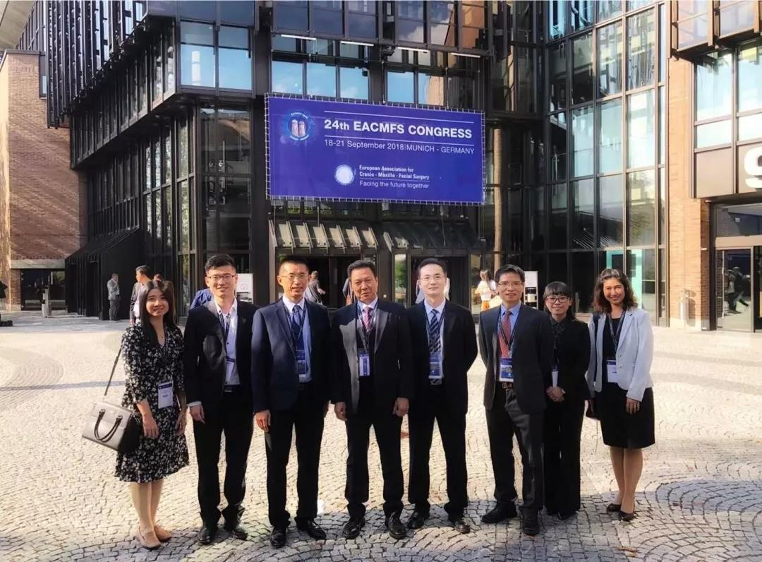 杨乐(左二)参加学术会议