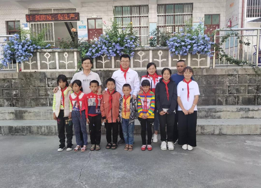 凤庆县人民政府副县长王克(后排左二,中山大学挂职干部)与学生合影